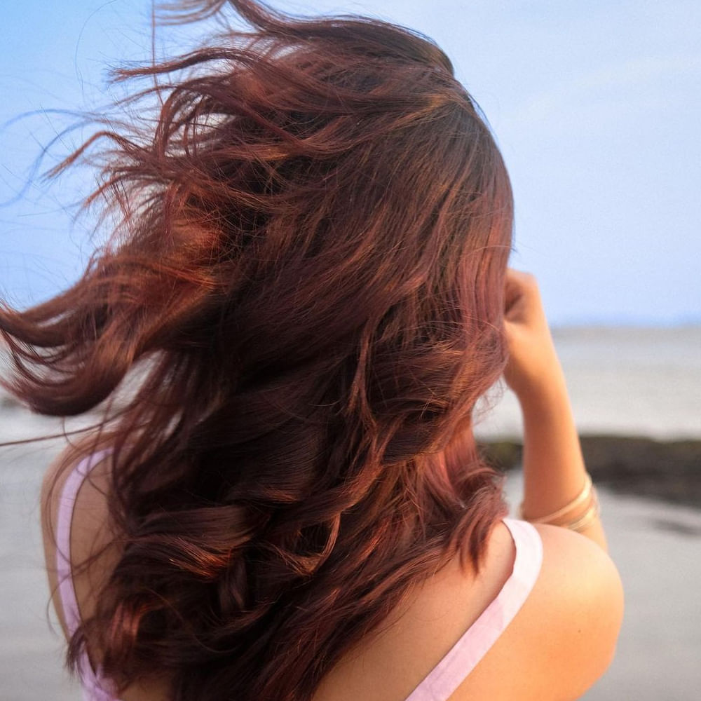 మోడలింగ్ కెరీర్ నుంచీ తమిళ సినీ ఇండస్ట్రీలో అడుగుపెట్టింది ఆత్మిక. పాతికేళ్ల ఈ బ్యూటీ అందానికి తోడు.. చక్కగా నటించడం, అభినయం ప్రదర్శించడం ప్లస్ పాయింట్స్. మొదట్లో టీవీలో యాడ్స్, కొన్ని షోలకు హోస్ట్గా కూడా చేసిన ఆత్మిక.. ఇప్పుడు వరస సినిమాలతో ఫుల్ బిజీ అయ్యింది. ఇక ఈ అమ్మడి సోషల్ మీడియా ఫాలోయింగ్ గురించి చెప్పాల్సిన అవసరమే లేదు.. న్యూ ఫొటోస్ తో కుర్రకారుని ఉర్రుతలూగిస్తుంది ఈ అమ్మడు.