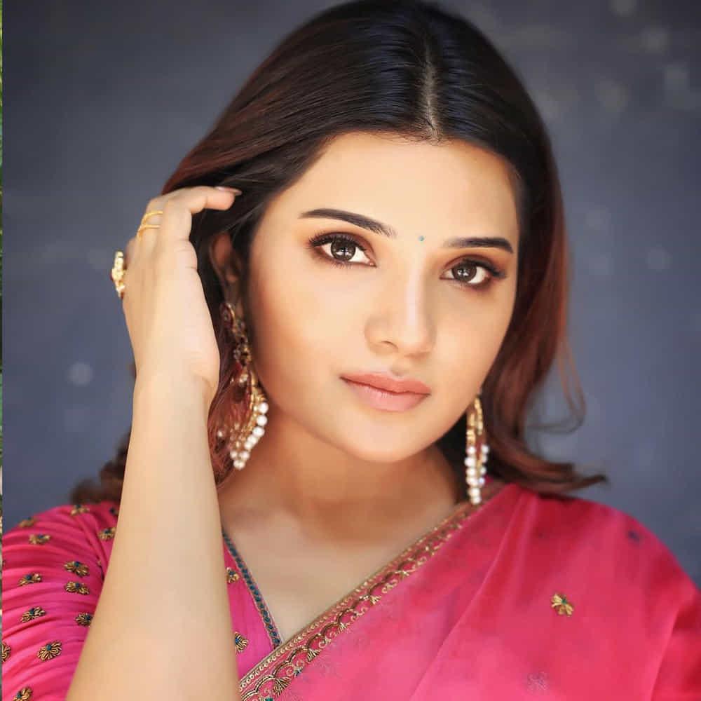 దక్షిణాది ప్రేక్షకులకు అందాల ముద్దుగుమ్మ ఆత్మిక సుపరిచితమే. తమిళనాట ఎన్నో సూపర్ హిట్ చిత్రాల్లో నటించి మెప్పించింది.