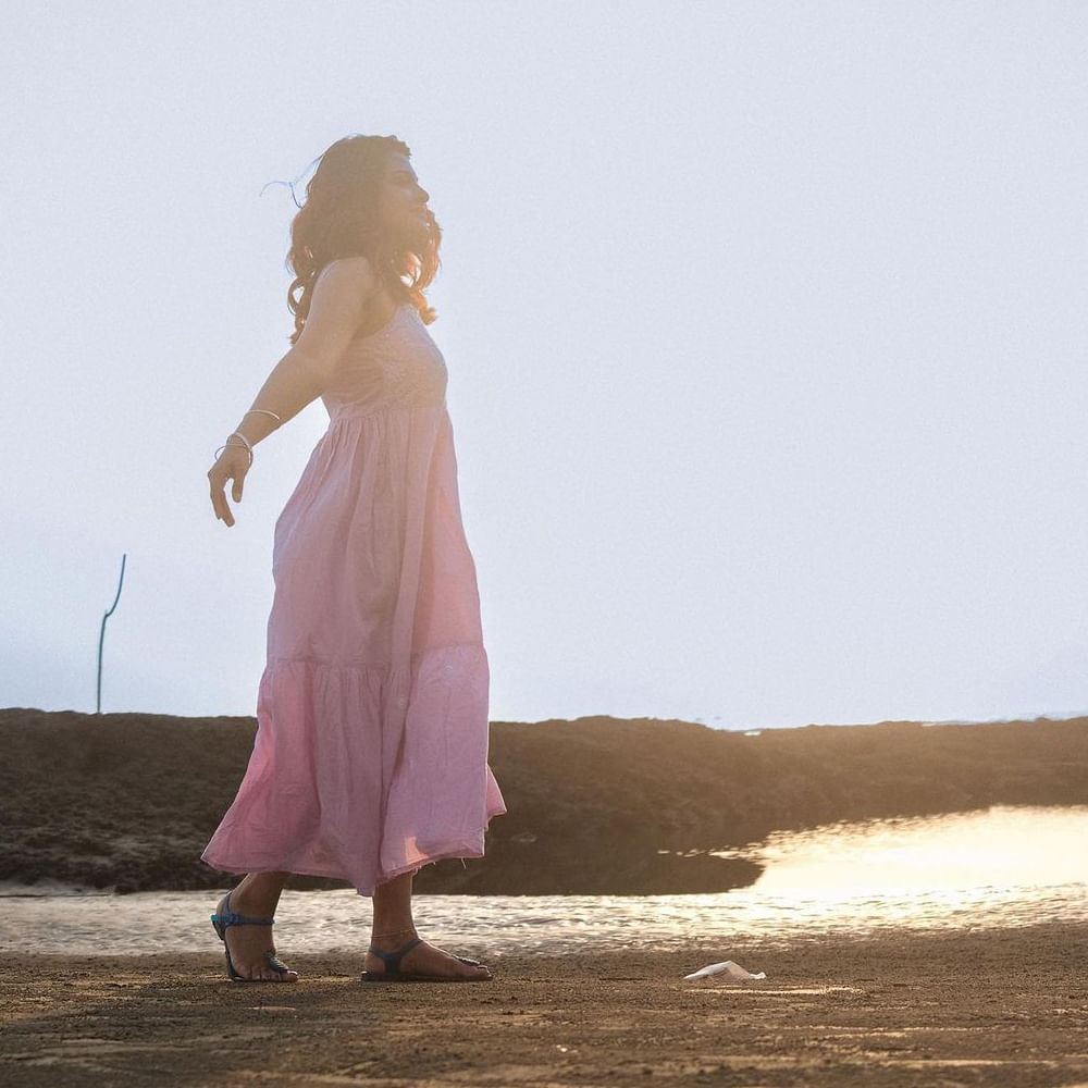 మోడలింగ్ కెరీర్ నుంచీ తమిళ సినీ ఇండస్ట్రీలో అడుగుపెట్టింది ఆత్మిక. పాతికేళ్ల ఈ బ్యూటీ అందానికి తోడు.. చక్కగా నటించడం, అభినయం ప్రదర్శించడం ప్లస్ పాయింట్స్. మొదట్లో టీవీలో యాడ్స్, కొన్ని షోలకు హోస్ట్గా కూడా చేసిన ఆత్మిక.. ఇప్పుడు వరస సినిమాలతో ఫుల్ బిజీ అయ్యింది. ఇక ఈ అమ్మడి సోషల్ మీడియా ఫాలోయింగ్ గురించి చెప్పాల్సిన అవసరమే లేదు.. న్యూ ఫొటోస్ తో కుర్రకారుని ఉర్రుతలూగిస్తుంది ఈ అమ్మడు.