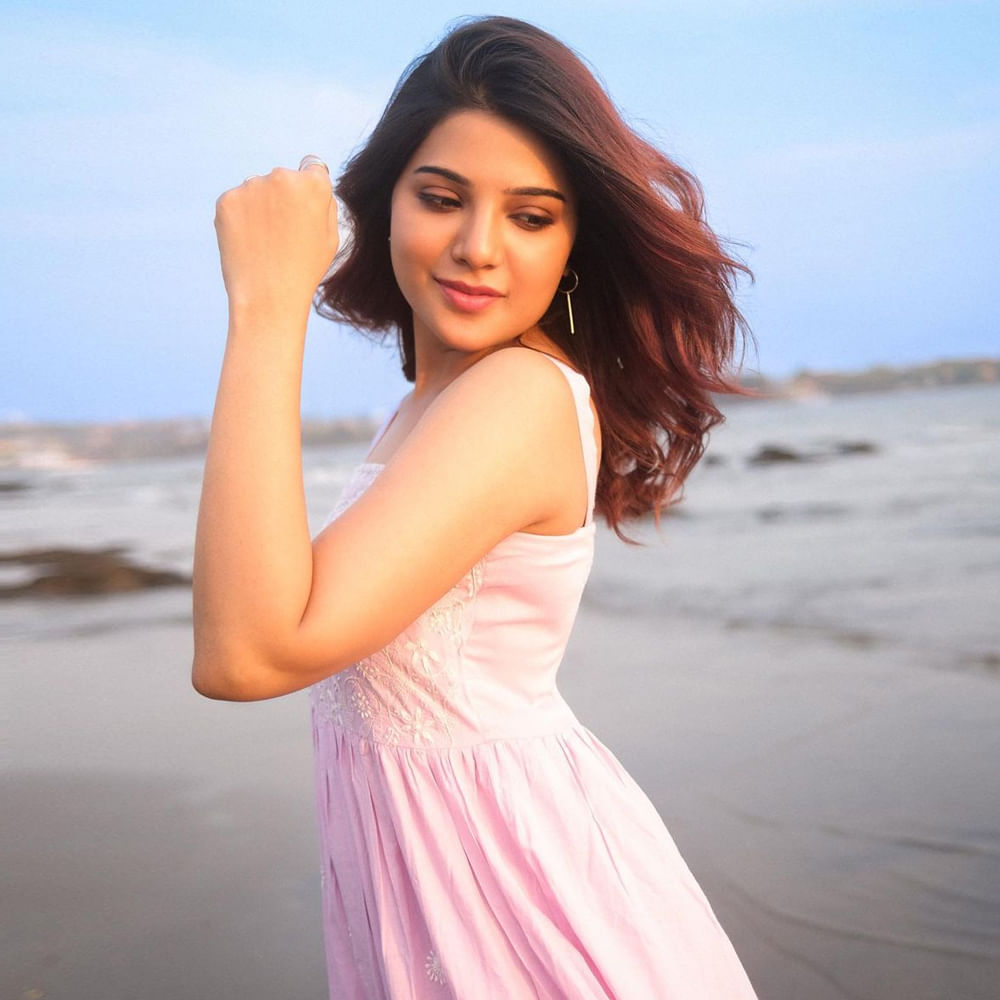 మోడలింగ్ కెరీర్ నుంచీ తమిళ సినీ ఇండస్ట్రీలో అడుగుపెట్టింది ఆత్మిక. పాతికేళ్ల ఈ బ్యూటీ అందానికి తోడు.. చక్కగా నటించడం, అభినయం ప్రదర్శించడం ప్లస్ పాయింట్స్. మొదట్లో టీవీలో యాడ్స్, కొన్ని షోలకు హోస్ట్గా కూడా చేసిన ఆత్మిక.. ఇప్పుడు వరస సినిమాలతో ఫుల్ బిజీ అయ్యింది. ఇక ఈ అమ్మడి సోషల్ మీడియా ఫాలోయింగ్ గురించి చెప్పాల్సిన అవసరమే లేదు.. న్యూ ఫొటోస్ తో కుర్రకారుని ఉర్రుతలూగిస్తుంది ఈ అమ్మడు.