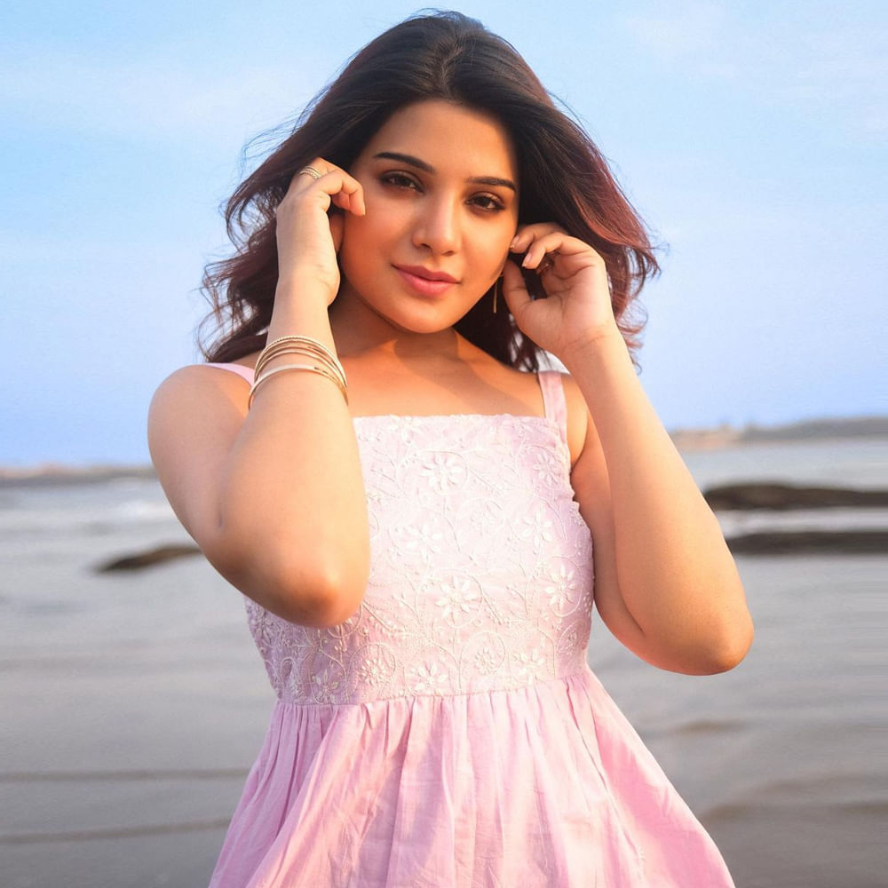 మోడలింగ్ కెరీర్ నుంచీ తమిళ సినీ ఇండస్ట్రీలో అడుగుపెట్టింది ఆత్మిక. పాతికేళ్ల ఈ బ్యూటీ అందానికి తోడు.. చక్కగా నటించడం, అభినయం ప్రదర్శించడం ప్లస్ పాయింట్స్. మొదట్లో టీవీలో యాడ్స్, కొన్ని షోలకు హోస్ట్గా కూడా చేసిన ఆత్మిక.. ఇప్పుడు వరస సినిమాలతో ఫుల్ బిజీ అయ్యింది. ఇక ఈ అమ్మడి సోషల్ మీడియా ఫాలోయింగ్ గురించి చెప్పాల్సిన అవసరమే లేదు.. న్యూ ఫొటోస్ తో కుర్రకారుని ఉర్రుతలూగిస్తుంది ఈ అమ్మడు.