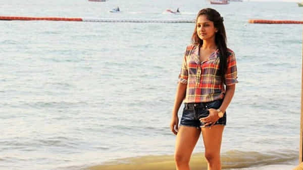Tollywood: ఈ హీరోయిన్ ఏంటీ ఇలా మారిపోయింది.. సముద్ర తీరాన అందాల రాశి ఎవరో గుర్తుపట్టారా ?..