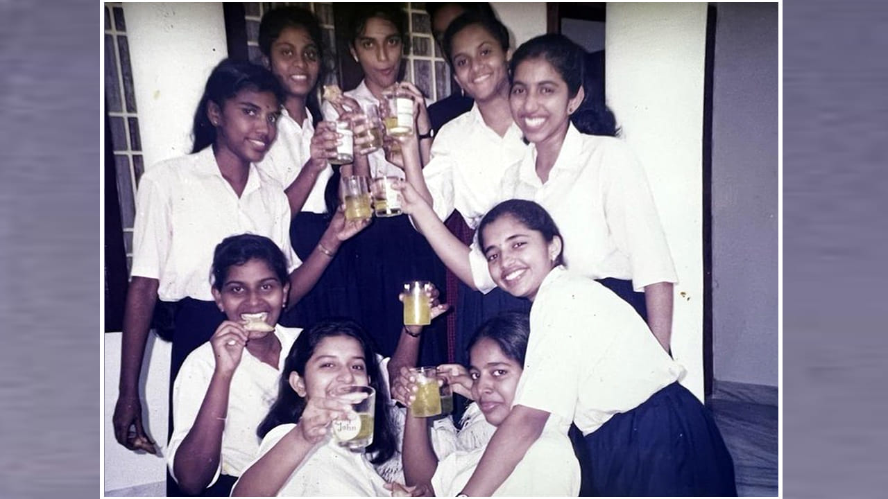 Tollywood: చీరకట్టులో అందాల జాబిలమ్మ ఆమె.. తెలుగు ప్రేక్షకుల మనసు దోచిన ముద్దుగుమ్మ.. ఫోటోలో ఉన్న హీరోయిన్ను గుర్తుపట్టారా ?..