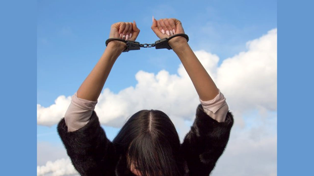 హై ప్రొఫైల్ సెక్స్ రాకెట్ ముఠా పై దాడి చేసిన పోలీసులు.. నటి అరెస్ట్