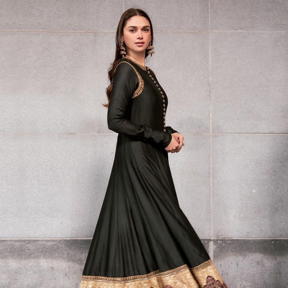 మణిరత్నం దర్శకత్వం వహించిన చెలియా సినిమాతో ప్రేక్షకులకు పరిచయం అయిన బ్యూటీ అదితిరావ్ హైదరి. మొదటి సినిమాతోనే ప్రేక్షకులను ఆకట్టుకుంది ఈ చిన్నది. అందం అభినయం తో ఆకట్టుకున్న ఈ బ్యూటీ..