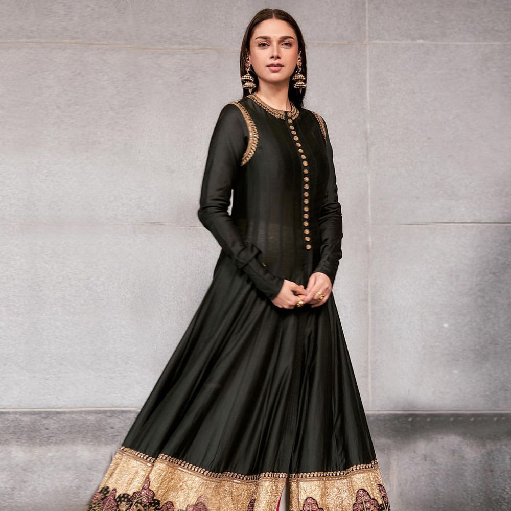 మణిరత్నం దర్శకత్వం వహించిన చెలియా సినిమాతో ప్రేక్షకులకు పరిచయం అయిన బ్యూటీ అదితిరావ్ హైదరి. మొదటి సినిమాతోనే ప్రేక్షకులను ఆకట్టుకుంది ఈ చిన్నది. అందం అభినయం తో ఆకట్టుకున్న ఈ బ్యూటీ..