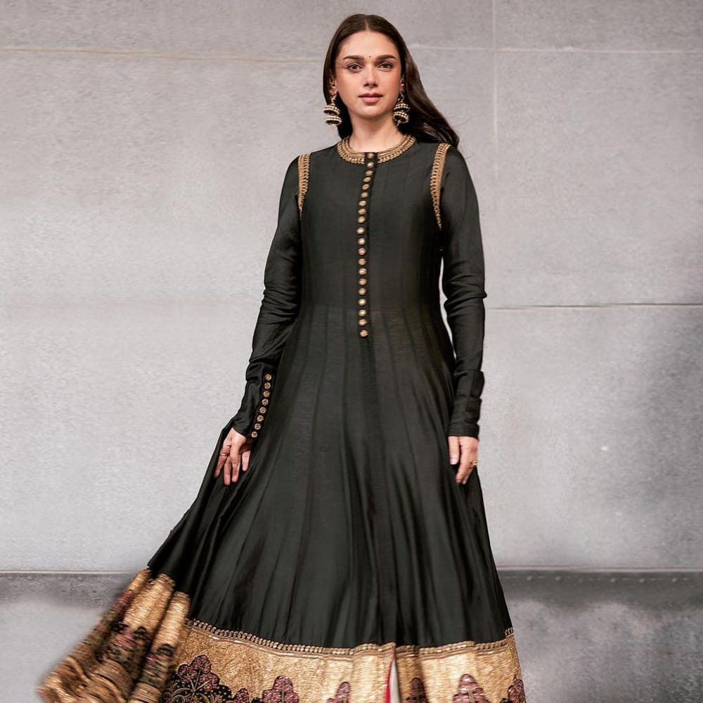 మణిరత్నం దర్శకత్వం వహించిన చెలియా సినిమాతో ప్రేక్షకులకు పరిచయం అయిన బ్యూటీ అదితిరావ్ హైదరి. మొదటి సినిమాతోనే ప్రేక్షకులను ఆకట్టుకుంది ఈ చిన్నది. అందం అభినయం తో ఆకట్టుకున్న ఈ బ్యూటీ..