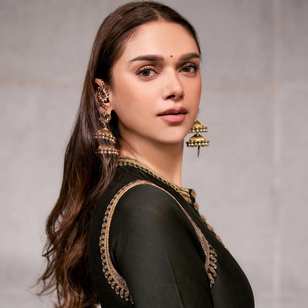 మణిరత్నం దర్శకత్వం వహించిన చెలియా సినిమాతో ప్రేక్షకులకు పరిచయం అయిన బ్యూటీ అదితిరావ్ హైదరి. మొదటి సినిమాతోనే ప్రేక్షకులను ఆకట్టుకుంది ఈ చిన్నది. అందం అభినయం తో ఆకట్టుకున్న ఈ బ్యూటీ..