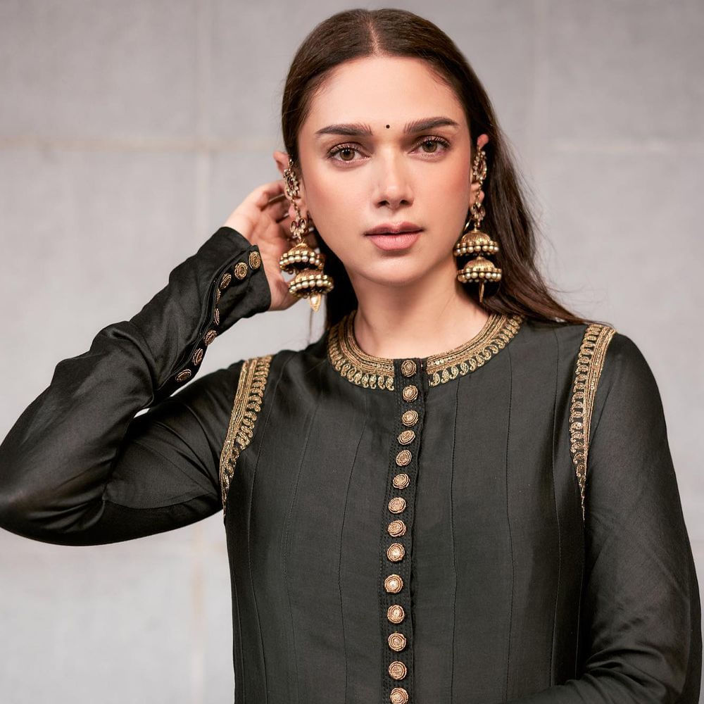 మణిరత్నం దర్శకత్వం వహించిన చెలియా సినిమాతో ప్రేక్షకులకు పరిచయం అయిన బ్యూటీ అదితిరావ్ హైదరి. మొదటి సినిమాతోనే ప్రేక్షకులను ఆకట్టుకుంది ఈ చిన్నది. అందం అభినయం తో ఆకట్టుకున్న ఈ బ్యూటీ..