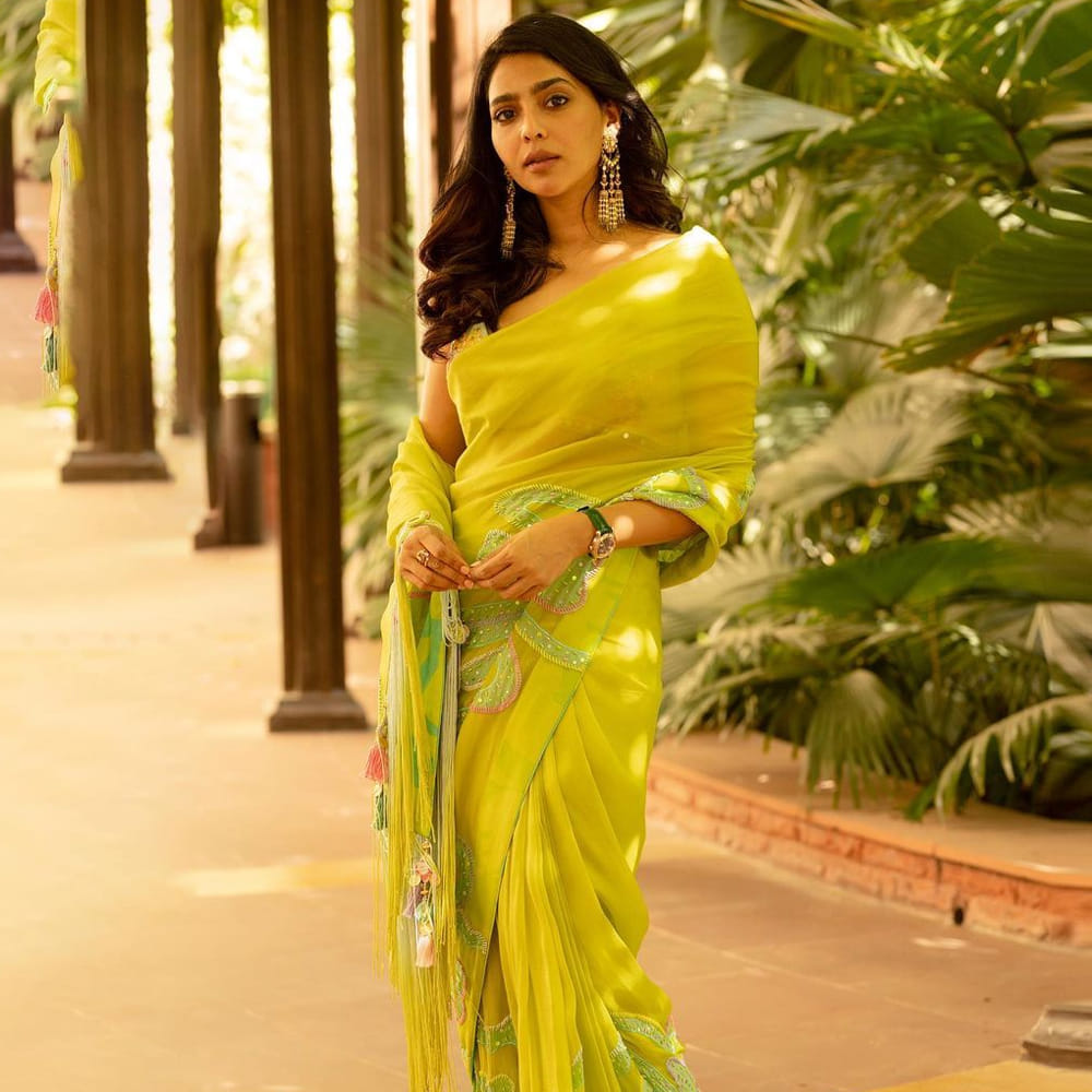 అందం, అభినయంతో తెలుగు ప్రేక్షకులను మాయ చేసింది మలయాళీ కుట్టి ఐశ్వర్య లక్ష్మి. మట్టీ కుస్తీ, అమ్ము చిత్రాలతో నటనపరంగా ప్రశంసలు అందుకుంది. ఒక్క ఏడాదిలోనే ఏకంగా 9 సినిమాలతో స్టార్ హీరోయిన్ క్రేజ్ సంపాదించుకుంది.