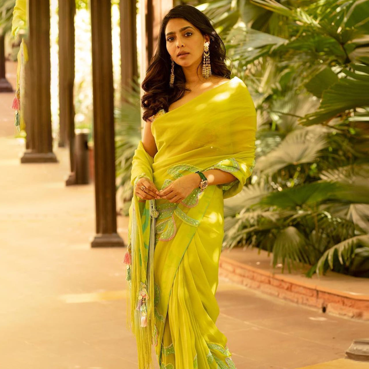 అందం, అభినయంతో తెలుగు ప్రేక్షకులను మాయ చేసింది మలయాళీ కుట్టి ఐశ్వర్య లక్ష్మి. మట్టీ కుస్తీ, అమ్ము చిత్రాలతో నటనపరంగా ప్రశంసలు అందుకుంది. ఒక్క ఏడాదిలోనే ఏకంగా 9 సినిమాలతో స్టార్ హీరోయిన్ క్రేజ్ సంపాదించుకుంది.