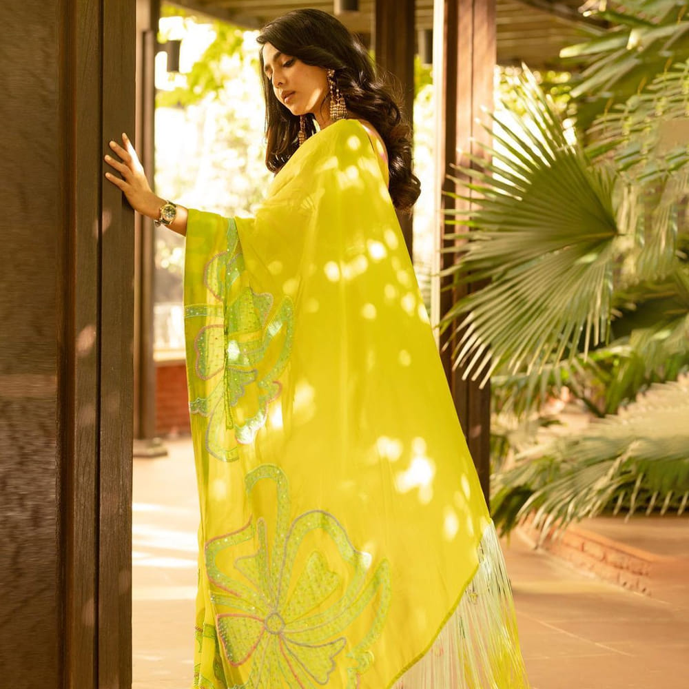 అందం, అభినయంతో తెలుగు ప్రేక్షకులను మాయ చేసింది మలయాళీ కుట్టి ఐశ్వర్య లక్ష్మి. మట్టీ కుస్తీ, అమ్ము చిత్రాలతో నటనపరంగా ప్రశంసలు అందుకుంది. ఒక్క ఏడాదిలోనే ఏకంగా 9 సినిమాలతో స్టార్ హీరోయిన్ క్రేజ్ సంపాదించుకుంది.