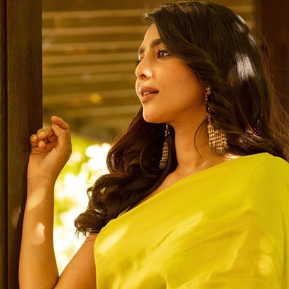 అందం, అభినయంతో తెలుగు ప్రేక్షకులను మాయ చేసింది మలయాళీ కుట్టి ఐశ్వర్య లక్ష్మి. మట్టీ కుస్తీ, అమ్ము చిత్రాలతో నటనపరంగా ప్రశంసలు అందుకుంది. ఒక్క ఏడాదిలోనే ఏకంగా 9 సినిమాలతో స్టార్ హీరోయిన్ క్రేజ్ సంపాదించుకుంది.