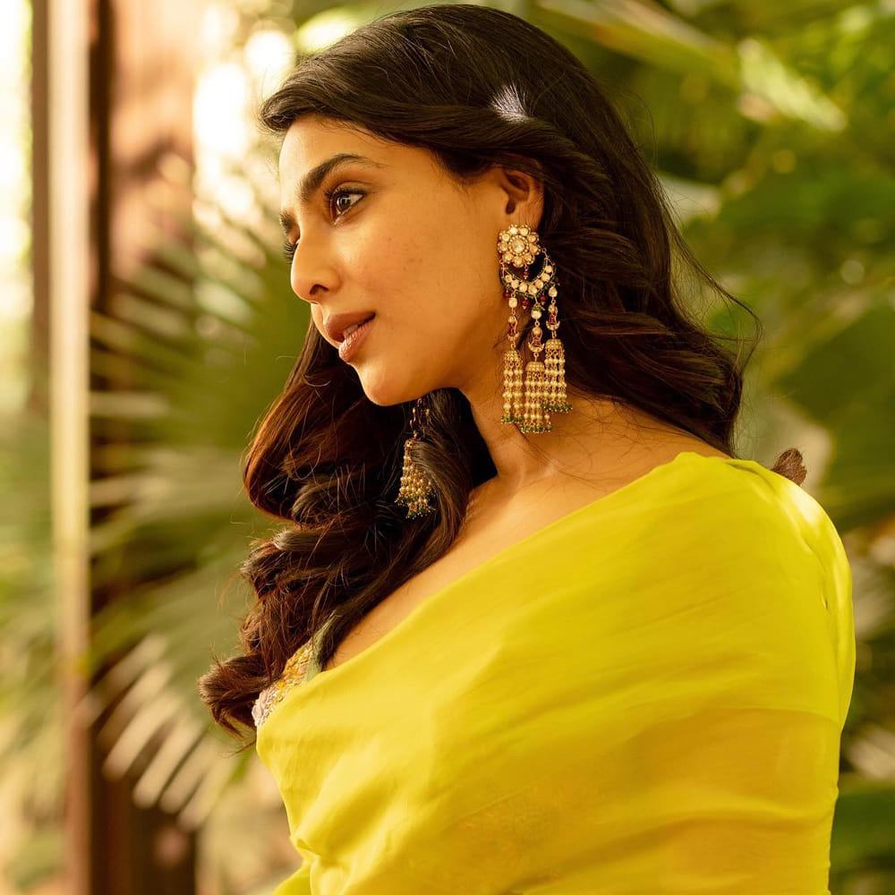 అందం, అభినయంతో తెలుగు ప్రేక్షకులను మాయ చేసింది మలయాళీ కుట్టి ఐశ్వర్య లక్ష్మి. మట్టీ కుస్తీ, అమ్ము చిత్రాలతో నటనపరంగా ప్రశంసలు అందుకుంది. ఒక్క ఏడాదిలోనే ఏకంగా 9 సినిమాలతో స్టార్ హీరోయిన్ క్రేజ్ సంపాదించుకుంది.