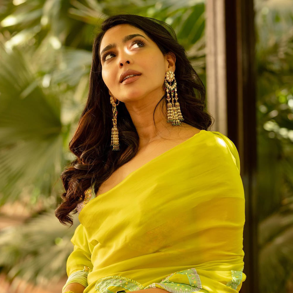 అందం, అభినయంతో తెలుగు ప్రేక్షకులను మాయ చేసింది మలయాళీ కుట్టి ఐశ్వర్య లక్ష్మి. మట్టీ కుస్తీ, అమ్ము చిత్రాలతో నటనపరంగా ప్రశంసలు అందుకుంది. ఒక్క ఏడాదిలోనే ఏకంగా 9 సినిమాలతో స్టార్ హీరోయిన్ క్రేజ్ సంపాదించుకుంది.