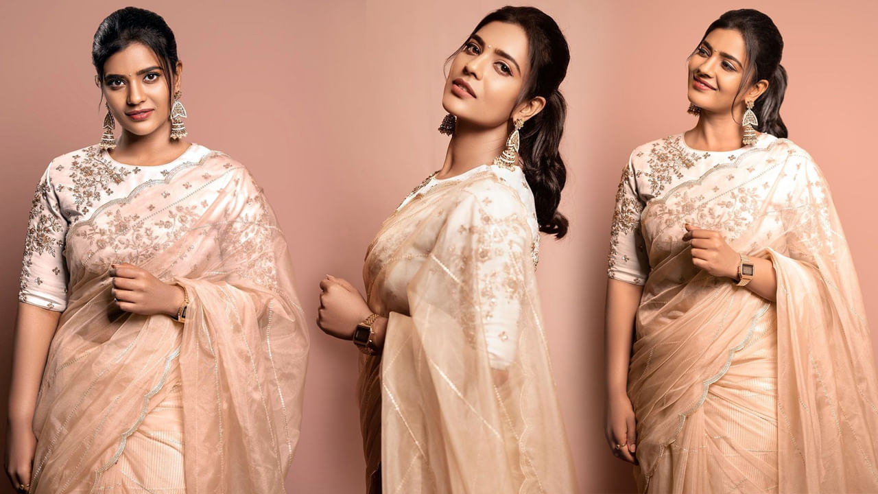 కౌశల్య కృష్ణ మూర్తి సినిమాతో హీరోయిన్ గా తెలుగు ప్రేక్షకులకు పరిచయం అయ్యింది అందాల భామ ఐశ్వర్య రాజేష్. ఆ తర్వాత వరుసగా ఈ అమ్మడికి తెలుగులో అవకాశాలు వచ్చాయి.ఇప్పుడు ఓటిటి కూడా తన సత్తా చూపుతూనే సోషల్ మీడియాలో ఫొటోస్ తో కుర్రకారుకు దగ్గరవుతుంది. తాజా ఫొటోస్ ట్రెండీగా ఎట్రాక్ట్ చేస్తున్నాయి