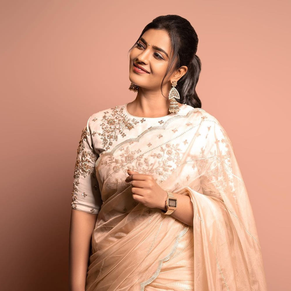 కౌశల్య కృష్ణ మూర్తి సినిమాతో హీరోయిన్ గా తెలుగు ప్రేక్షకులకు పరిచయం అయ్యింది అందాల భామ ఐశ్వర్య రాజేష్. ఆ తర్వాత వరుసగా ఈ అమ్మడికి తెలుగులో అవకాశాలు వచ్చాయి.ఇప్పుడు ఓటిటి కూడా తన సత్తా చూపుతూనే సోషల్ మీడియాలో ఫొటోస్ తో కుర్రకారుకు దగ్గరవుతుంది. తాజా ఫొటోస్ ట్రెండీగా ఎట్రాక్ట్ చేస్తున్నాయి