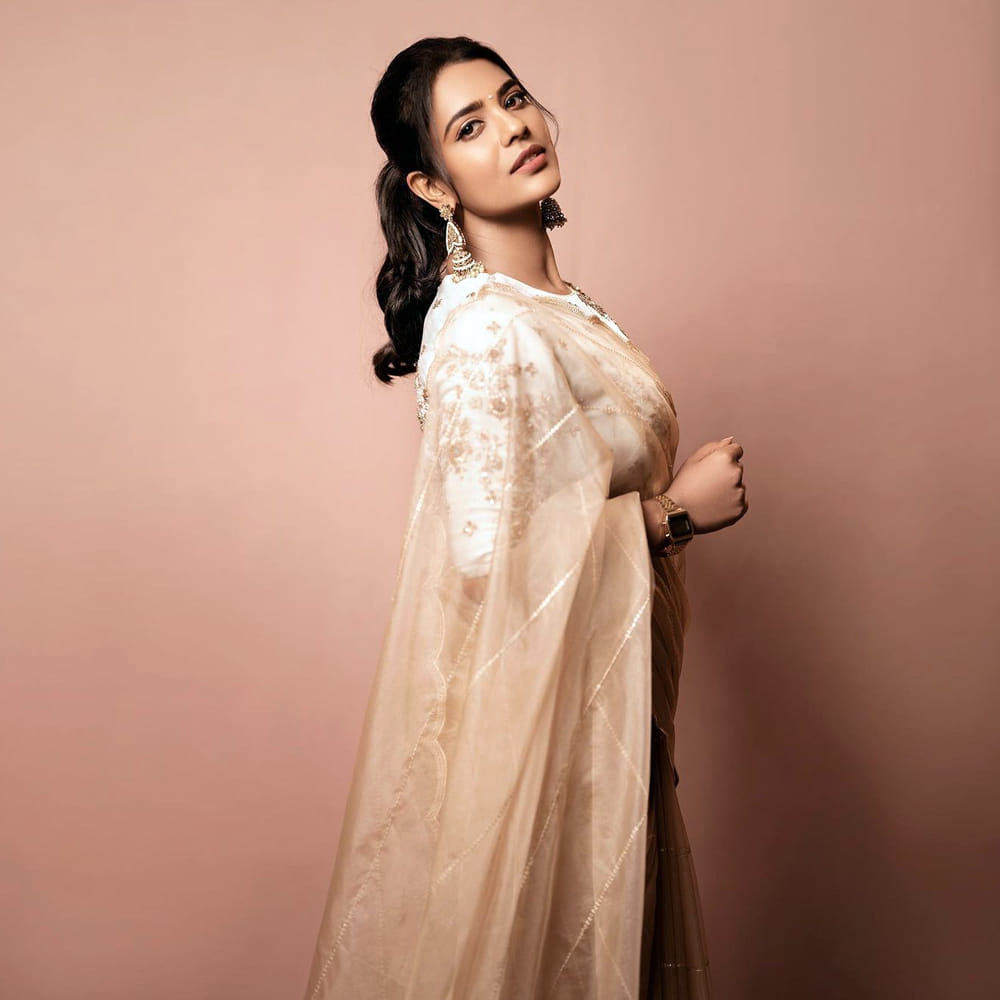 కౌశల్య కృష్ణ మూర్తి సినిమాతో హీరోయిన్ గా తెలుగు ప్రేక్షకులకు పరిచయం అయ్యింది అందాల భామ ఐశ్వర్య రాజేష్. ఆ తర్వాత వరుసగా ఈ అమ్మడికి తెలుగులో అవకాశాలు వచ్చాయి.ఇప్పుడు ఓటిటి కూడా తన సత్తా చూపుతూనే సోషల్ మీడియాలో ఫొటోస్ తో కుర్రకారుకు దగ్గరవుతుంది. తాజా ఫొటోస్ ట్రెండీగా ఎట్రాక్ట్ చేస్తున్నాయి