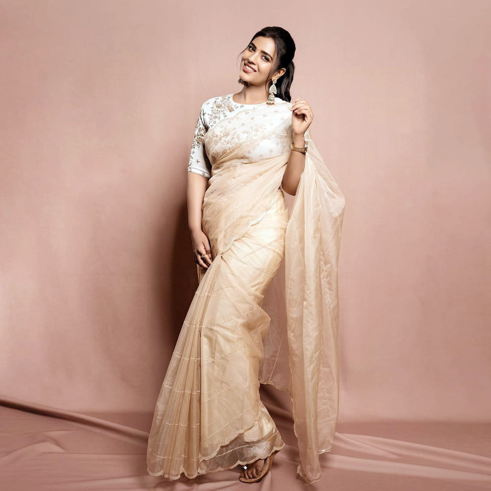 కౌశల్య కృష్ణ మూర్తి సినిమాతో హీరోయిన్ గా తెలుగు ప్రేక్షకులకు పరిచయం అయ్యింది అందాల భామ ఐశ్వర్య రాజేష్. ఆ తర్వాత వరుసగా ఈ అమ్మడికి తెలుగులో అవకాశాలు వచ్చాయి.ఇప్పుడు ఓటిటి కూడా తన సత్తా చూపుతూనే సోషల్ మీడియాలో ఫొటోస్ తో కుర్రకారుకు దగ్గరవుతుంది. తాజా ఫొటోస్ ట్రెండీగా ఎట్రాక్ట్ చేస్తున్నాయి