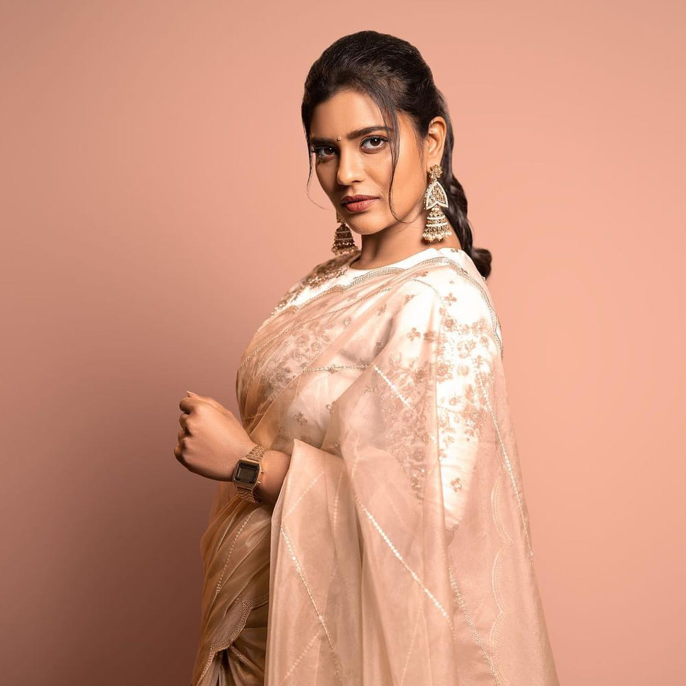 కౌశల్య కృష్ణ మూర్తి సినిమాతో హీరోయిన్ గా తెలుగు ప్రేక్షకులకు పరిచయం అయ్యింది అందాల భామ ఐశ్వర్య రాజేష్. ఆ తర్వాత వరుసగా ఈ అమ్మడికి తెలుగులో అవకాశాలు వచ్చాయి.ఇప్పుడు ఓటిటి కూడా తన సత్తా చూపుతూనే సోషల్ మీడియాలో ఫొటోస్ తో కుర్రకారుకు దగ్గరవుతుంది. తాజా ఫొటోస్ ట్రెండీగా ఎట్రాక్ట్ చేస్తున్నాయి