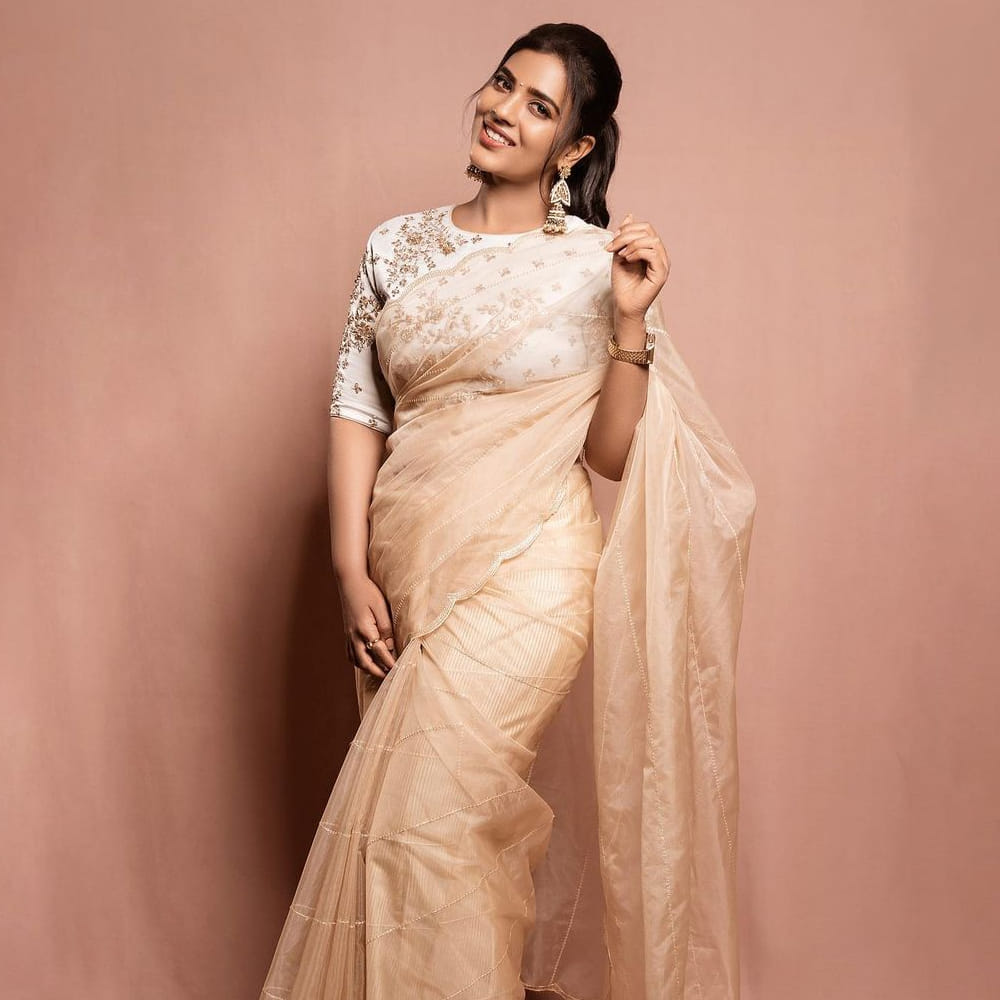 కౌశల్య కృష్ణ మూర్తి సినిమాతో హీరోయిన్ గా తెలుగు ప్రేక్షకులకు పరిచయం అయ్యింది అందాల భామ ఐశ్వర్య రాజేష్. ఆ తర్వాత వరుసగా ఈ అమ్మడికి తెలుగులో అవకాశాలు వచ్చాయి.ఇప్పుడు ఓటిటి కూడా తన సత్తా చూపుతూనే సోషల్ మీడియాలో ఫొటోస్ తో కుర్రకారుకు దగ్గరవుతుంది. తాజా ఫొటోస్ ట్రెండీగా ఎట్రాక్ట్ చేస్తున్నాయి