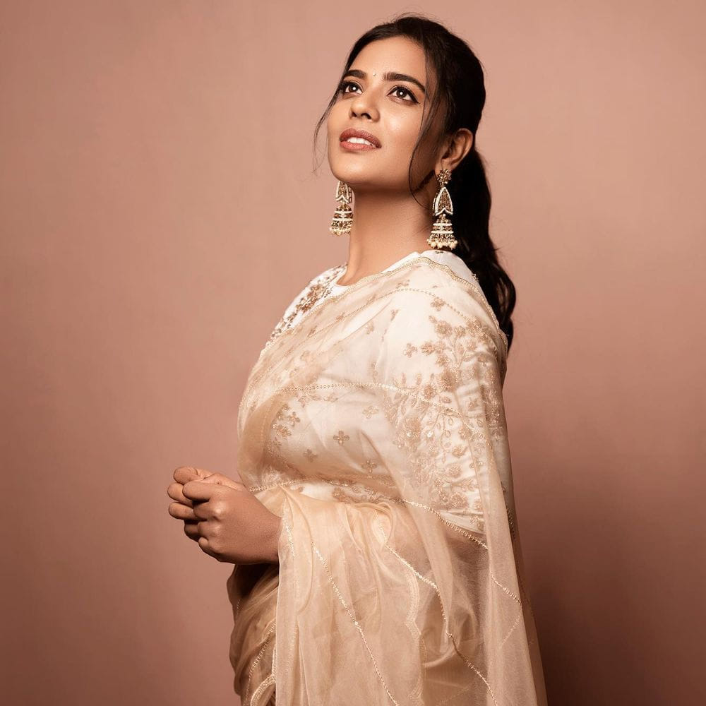 కౌశల్య కృష్ణ మూర్తి సినిమాతో హీరోయిన్ గా తెలుగు ప్రేక్షకులకు పరిచయం అయ్యింది అందాల భామ ఐశ్వర్య రాజేష్. ఆ తర్వాత వరుసగా ఈ అమ్మడికి తెలుగులో అవకాశాలు వచ్చాయి.ఇప్పుడు ఓటిటి కూడా తన సత్తా చూపుతూనే సోషల్ మీడియాలో ఫొటోస్ తో కుర్రకారుకు దగ్గరవుతుంది. తాజా ఫొటోస్ ట్రెండీగా ఎట్రాక్ట్ చేస్తున్నాయి