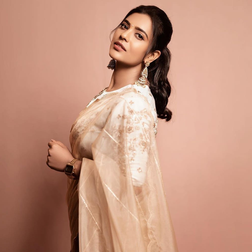 కౌశల్య కృష్ణ మూర్తి సినిమాతో హీరోయిన్ గా తెలుగు ప్రేక్షకులకు పరిచయం అయ్యింది అందాల భామ ఐశ్వర్య రాజేష్. ఆ తర్వాత వరుసగా ఈ అమ్మడికి తెలుగులో అవకాశాలు వచ్చాయి.ఇప్పుడు ఓటిటి కూడా తన సత్తా చూపుతూనే సోషల్ మీడియాలో ఫొటోస్ తో కుర్రకారుకు దగ్గరవుతుంది. తాజా ఫొటోస్ ట్రెండీగా ఎట్రాక్ట్ చేస్తున్నాయి