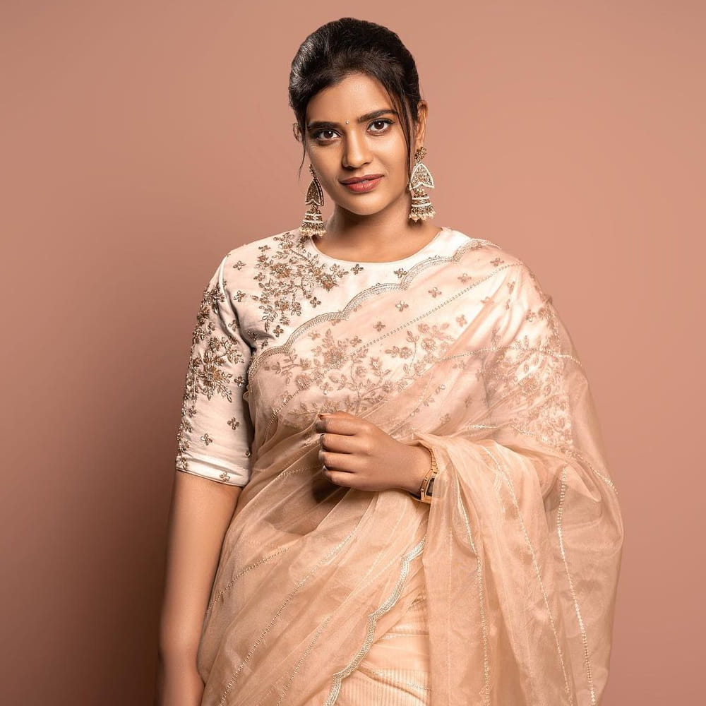 కౌశల్య కృష్ణ మూర్తి సినిమాతో హీరోయిన్ గా తెలుగు ప్రేక్షకులకు పరిచయం అయ్యింది అందాల భామ ఐశ్వర్య రాజేష్. ఆ తర్వాత వరుసగా ఈ అమ్మడికి తెలుగులో అవకాశాలు వచ్చాయి.ఇప్పుడు ఓటిటి కూడా తన సత్తా చూపుతూనే సోషల్ మీడియాలో ఫొటోస్ తో కుర్రకారుకు దగ్గరవుతుంది. తాజా ఫొటోస్ ట్రెండీగా ఎట్రాక్ట్ చేస్తున్నాయి