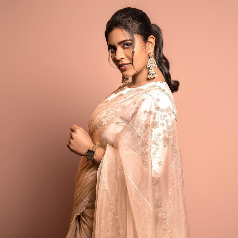 కౌశల్య కృష్ణ మూర్తి సినిమాతో హీరోయిన్ గా తెలుగు ప్రేక్షకులకు పరిచయం అయ్యింది అందాల భామ ఐశ్వర్య రాజేష్. ఆ తర్వాత వరుసగా ఈ అమ్మడికి తెలుగులో అవకాశాలు వచ్చాయి.ఇప్పుడు ఓటిటి కూడా తన సత్తా చూపుతూనే సోషల్ మీడియాలో ఫొటోస్ తో కుర్రకారుకు దగ్గరవుతుంది. తాజా ఫొటోస్ ట్రెండీగా ఎట్రాక్ట్ చేస్తున్నాయి