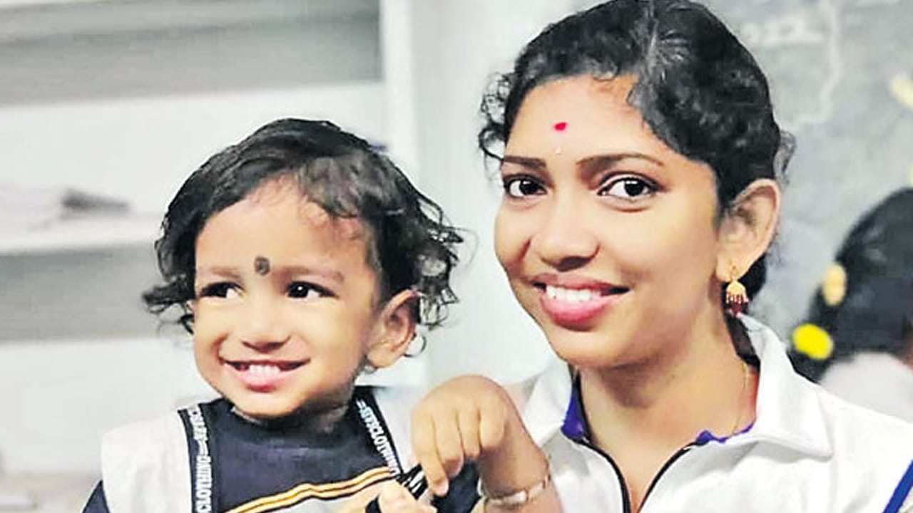 Kakinada: అమ్మా అన్న పిలుపుతో అచేతనంగా ఉన్న ఆమెలో చలనం.. అంతలోనే కమ్మేసిన మరణం