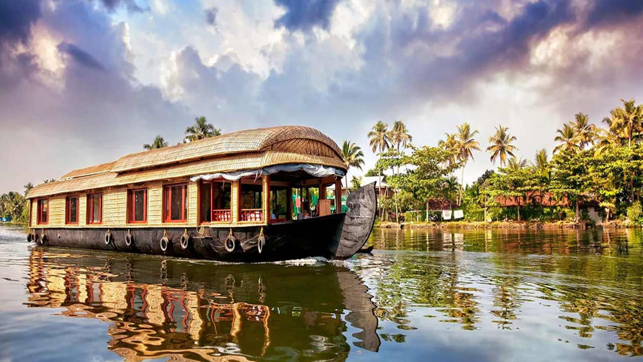 Alleppey Kerala- ఇది కేరళలో ఉంది. ఇది బ్యాక్‌వాటర్ వెకేషన్ స్పాట్‌లకు ప్రసిద్ధి చెందింది. మీరు ఇక్కడ హౌస్‌బోట్‌లో ప్రయాణించి ఆనందించవచ్చు. దాని అందం మిమ్మల్ని మంత్రముగ్దులను చేస్తుంది. ఇక్కడి ప్రశాంత వాతావరణం మిమ్మల్ని వేరే ప్రపంచానికి తీసుకెళ్తుంది. మీరు దాని ప్రశాంతమైన, ఆహ్లాదకరమైన వాతావరణాన్ని ఎంజాయ్‌ చేస్తారు. మీరు ఇక్కడ ఆయుర్వేద మసాజ్, స్పా తీసుకోవచ్చు.