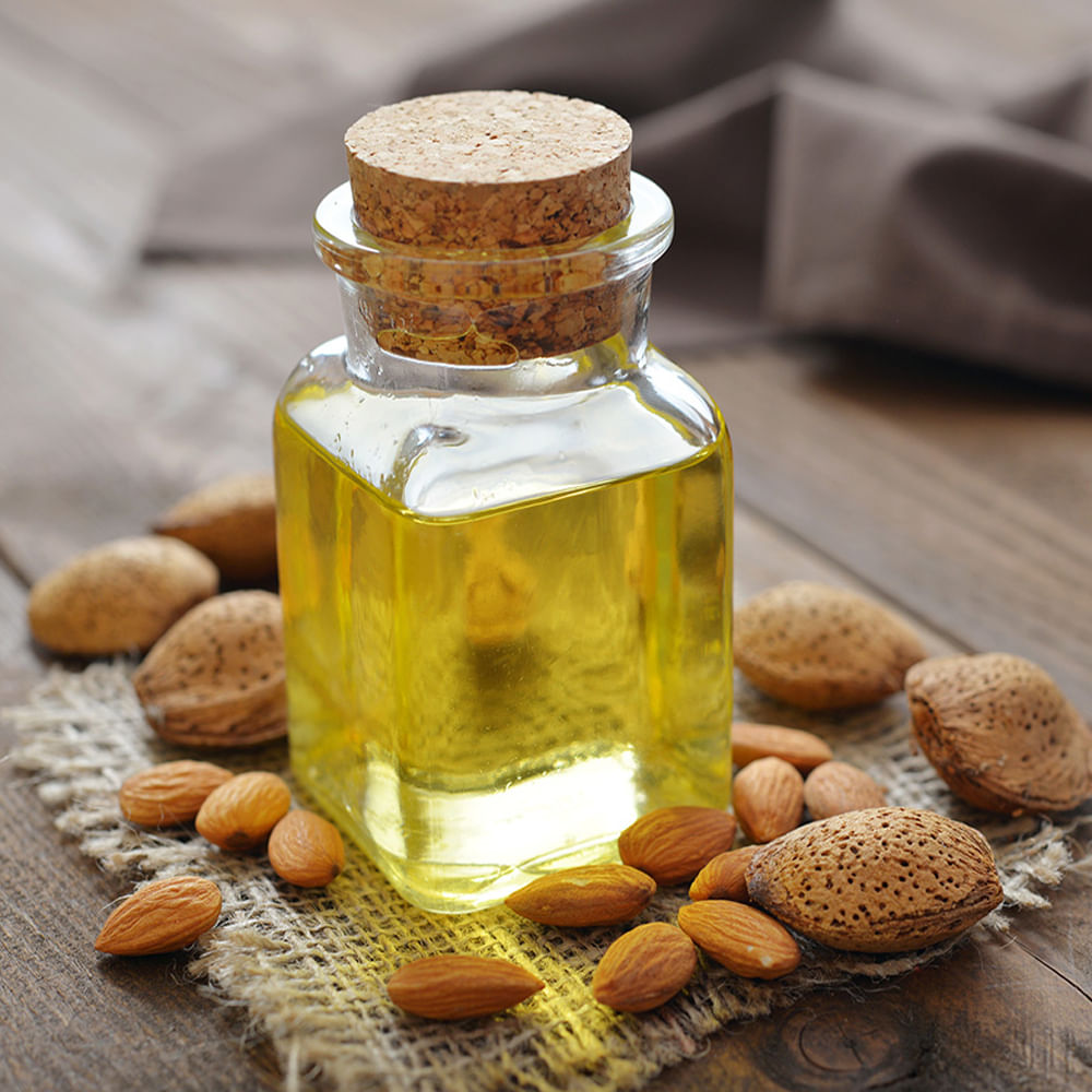 బాదం నూనె : బాదం నూనె కూడా మీ ఎముకలను బలంగా చేస్తుంది. ఈ నూనెలో విటమిన్ ఇ ఉంది. ఇది అతినీలలోహిత కిరణాల నుంచి చర్మాన్ని రక్షించడంలో ప్రభావవంతంగా ఉంటుంది. ఈ నూనెతో శరీరాన్ని మసాజ్ చేసుకోవడం వల్ల చాలా మేలు జరుగుతంది.