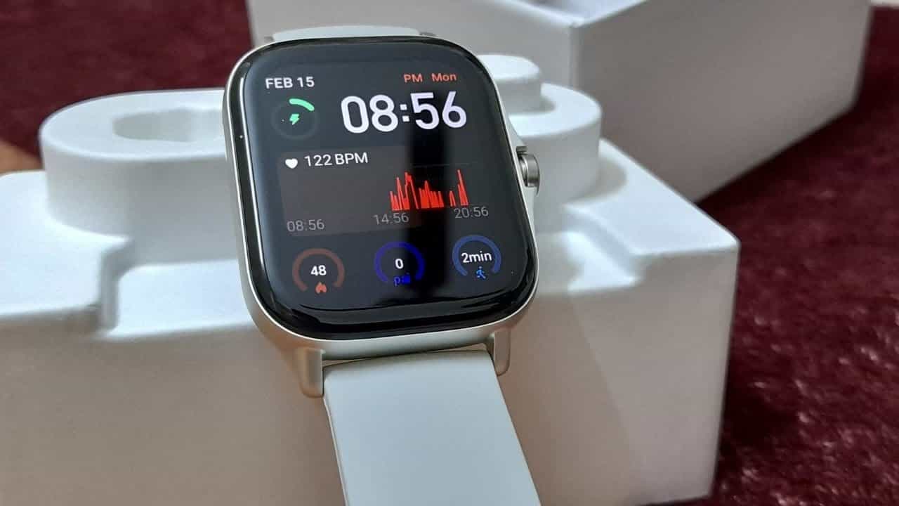 అమేజ్ఫిట్ జీటీఎస్ 2(Amazfit GTS 2).. ఇది 3డీ బెజెస్ లెస్ డిజైన్ తో వస్తోంది. అలాగే మ్యూజిక్ స్టోరేజ్, ప్లేబ్యాక్తో పాటు అమెజాన్ అలెక్సా అంతర్నిర్మితంతో వస్తుంది. ఇది హై-ప్రెసిషన్ బయోలాజికల్ ట్రాకింగ్ ఆప్టిమల్ సెన్సార్ను కలిగి ఉంది. తద్వారా ఆల్ రౌండ్ హెల్త్ ప్రొటెక్షన్ను అందిస్తుంది. పై హెల్త్ సిస్టమ్ అల్గారిథమ్ని ఉపయోగించి మీ హృదయ స్పందన రేటు, వ్యాయామ సమయం, ఇతర ఆరోగ్య సమాచారాన్ని గణిస్తుంది. స్లీప్ ట్రాకింగ్, స్ట్రెస్ మానిటరింగ్, ఆక్సిజన్ ట్రాకింగ్, వర్కౌట్ ట్రాకింగ్ వంటి ఫీచర్లు ఉన్నాయి. దీని ధర అధికారిక వెబ్ సైట్ లో రూ. 12,999 నుంచి ప్రారంభమవుతుంది.