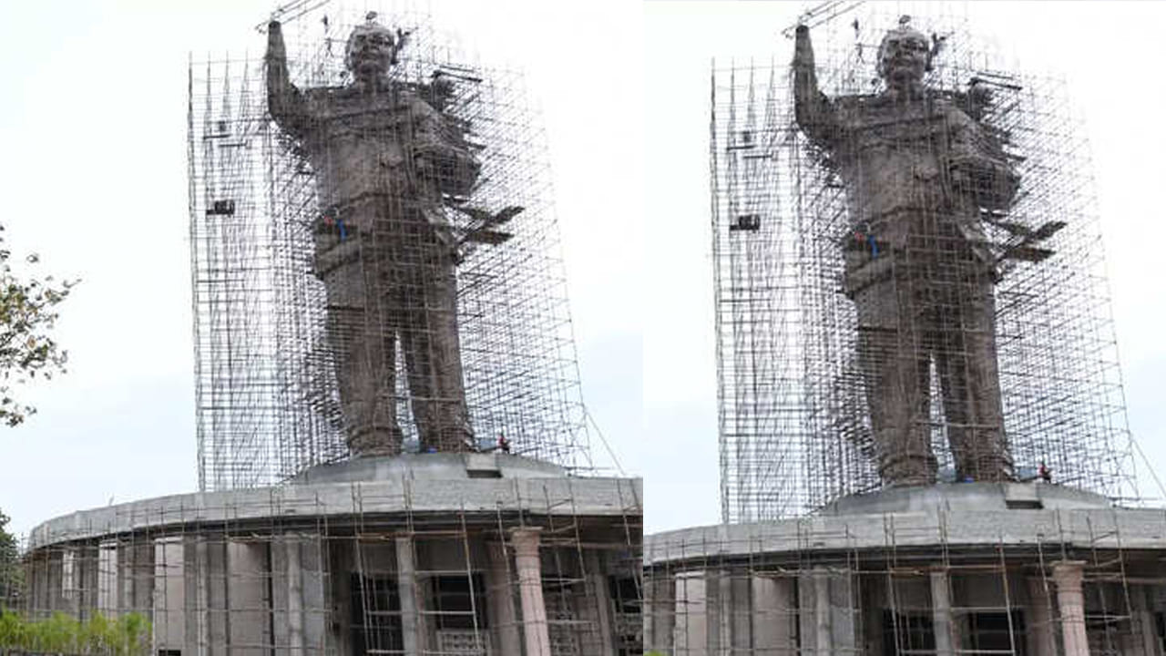 హైదరాబాద్ ట్యాంక్ బండ్ ప్రాంతంలో 125 అడుగుల ఎత్తులో నిర్మిస్తున్న దేశంలోనే అత్యంత ఎత్తైన అంబేద్కర్ విగ్రహం.. తెలంగాణకే మణిహారంగా నిలవనుంది. అంబేద్కర్ విగ్రహం.. ఎడం చేతిలో రాజ్యాంగాన్ని పట్టుకొని.. కుడి చేతిని ముందుకు చాచి చూపుడు వేలుతో గొప్ప ఆత్మవిశ్వాసంతో కనిపిస్తున్న బాబాసాహెబ్ విగ్రహం నెక్లెస్ రోడ్డులో ప్రత్యేక ఆకర్షణగా నిలుస్తోంది.