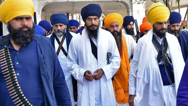 Amritpal Singh: అమృత్పాల్ రైట్హ్యాండ్ అరెస్ట్.. ఏప్రిల్ 14 వరకు పోలీసుల సెలవులు రద్దు.. హైఅలర్ట్..