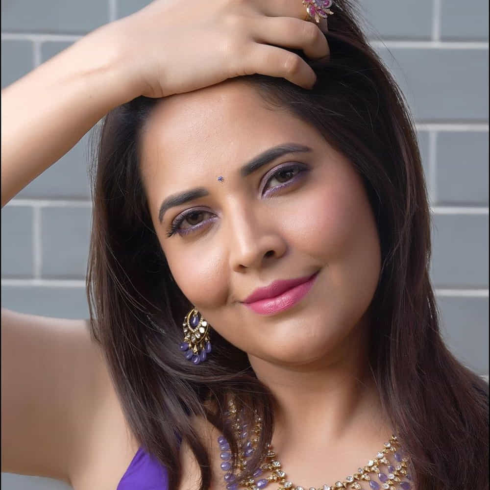అనసూయ భరద్వాజ్.. ఈ ముద్దుగుమ్మ తెలియని తెలుగు ప్రేక్షకులు ఉండరేమో.. బుల్లితెర పై పలు టీవీ షోలతో బాగా పాపులర్ అయ్యింది ఈబ్యూటీ. అందం.. అభినయం ఉన్న ఈ చిన్నది బుల్లితెర పైనే కాదు.. వెండితెరపైనా సత్తాచాటుతూ దూసుకుపోతుంది. కేవలం యాంకరింగ్తోనే కాదు క్యారెక్టర్ ఆర్టిస్ట్గాను రాణిస్తుంది ఈ రంగమ్మత్త.
