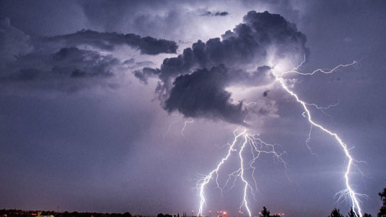 AP Weather: ఉరుములు, మెరుపులతో రాయలసీమలో భారీ వర్షాలు.. కోస్తాంధ్రలో పిడుగులతో వర్షాలు పడే చాన్స్