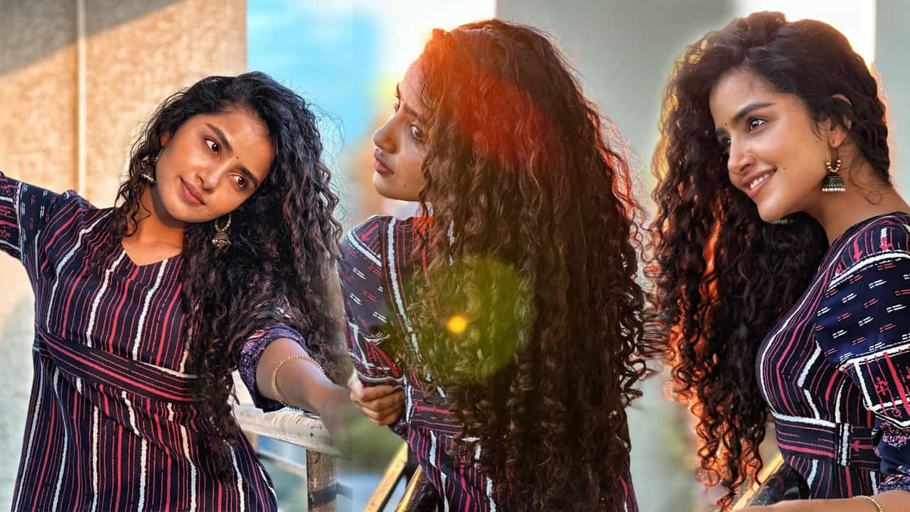 అనుపమ పరమేశ్వరన్ ఈ పేరుకు తెలుగు ఇండస్ట్రీలో ప్రత్యేకంగా పరిచయాలు అవసరం లేదు. వరస విజయాలతో తెలుగుకు వచ్చిన ఈ మలయాళీ ముద్దుగుమ్మ స్టార్ హీరోయిన్ అయిపోయింది. అండ్ ఈ అమ్మడి ఎక్స్ప్రెషన్స్ కి ఫాలోయింగ్ విపరీతంగా ఉంది. తాజాగా ఈ బ్యూటీ షేర్ చేసిన ఫొటోస్ మరింత ఎట్రాక్టీవ్ గా ఉన్నాయి.