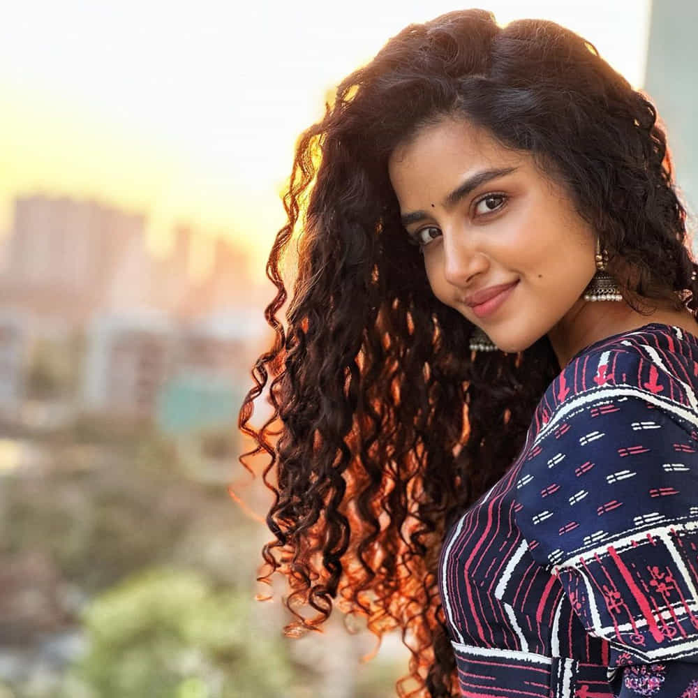 అనుపమ పరమేశ్వరన్ ఈ పేరుకు తెలుగు ఇండస్ట్రీలో ప్రత్యేకంగా పరిచయాలు అవసరం లేదు. వరస విజయాలతో తెలుగుకు వచ్చిన ఈ మలయాళీ ముద్దుగుమ్మ స్టార్ హీరోయిన్ అయిపోయింది. అండ్ ఈ అమ్మడి ఎక్స్ప్రెషన్స్ కి ఫాలోయింగ్ విపరీతంగా ఉంది. తాజాగా ఈ బ్యూటీ షేర్ చేసిన ఫొటోస్ మరింత ఎట్రాక్టీవ్ గా ఉన్నాయి.