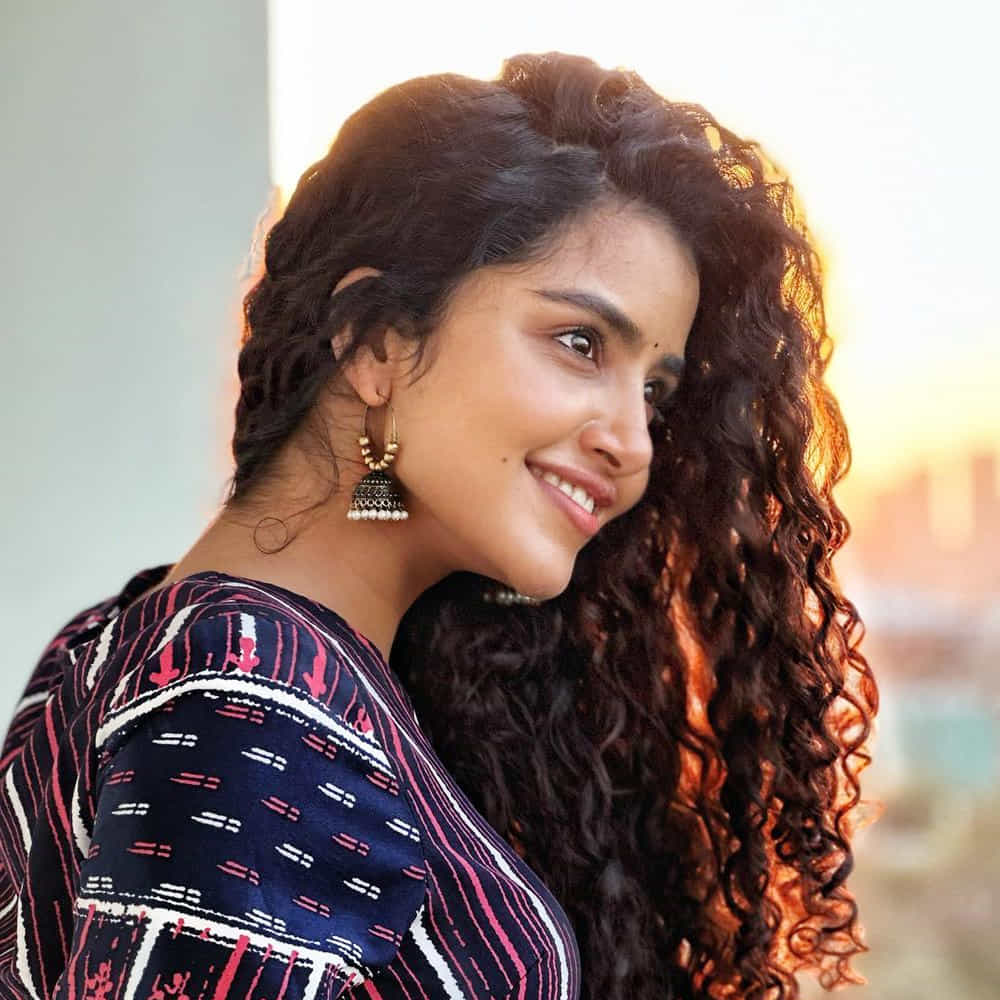 అనుపమ పరమేశ్వరన్ ఈ పేరుకు తెలుగు ఇండస్ట్రీలో ప్రత్యేకంగా పరిచయాలు అవసరం లేదు. వరస విజయాలతో తెలుగుకు వచ్చిన ఈ మలయాళీ ముద్దుగుమ్మ స్టార్ హీరోయిన్ అయిపోయింది. అండ్ ఈ అమ్మడి ఎక్స్ప్రెషన్స్ కి ఫాలోయింగ్ విపరీతంగా ఉంది. తాజాగా ఈ బ్యూటీ షేర్ చేసిన ఫొటోస్ మరింత ఎట్రాక్టీవ్ గా ఉన్నాయి.