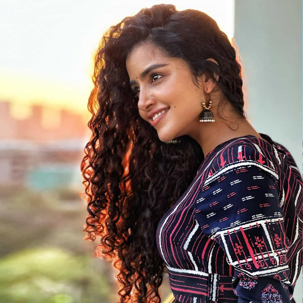 అనుపమ పరమేశ్వరన్ ఈ పేరుకు తెలుగు ఇండస్ట్రీలో ప్రత్యేకంగా పరిచయాలు అవసరం లేదు. వరస విజయాలతో తెలుగుకు వచ్చిన ఈ మలయాళీ ముద్దుగుమ్మ స్టార్ హీరోయిన్ అయిపోయింది. అండ్ ఈ అమ్మడి ఎక్స్ప్రెషన్స్ కి ఫాలోయింగ్ విపరీతంగా ఉంది. తాజాగా ఈ బ్యూటీ షేర్ చేసిన ఫొటోస్ మరింత ఎట్రాక్టీవ్ గా ఉన్నాయి.