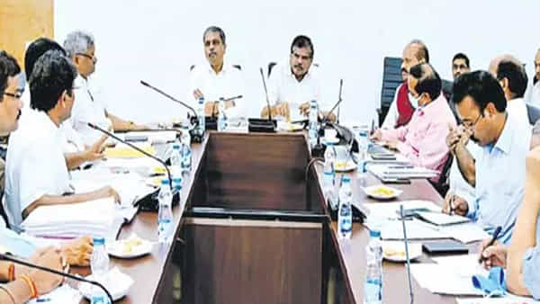 Andhra Pradesh: ఏపీలో ఉద్యోగుల ఇష్యూ మళ్లీ మొదటికి.. హామీలిస్తున్నారు అమలు చేయడంలేదంటూ ఎంప్లాయిస్ మండిపాటు