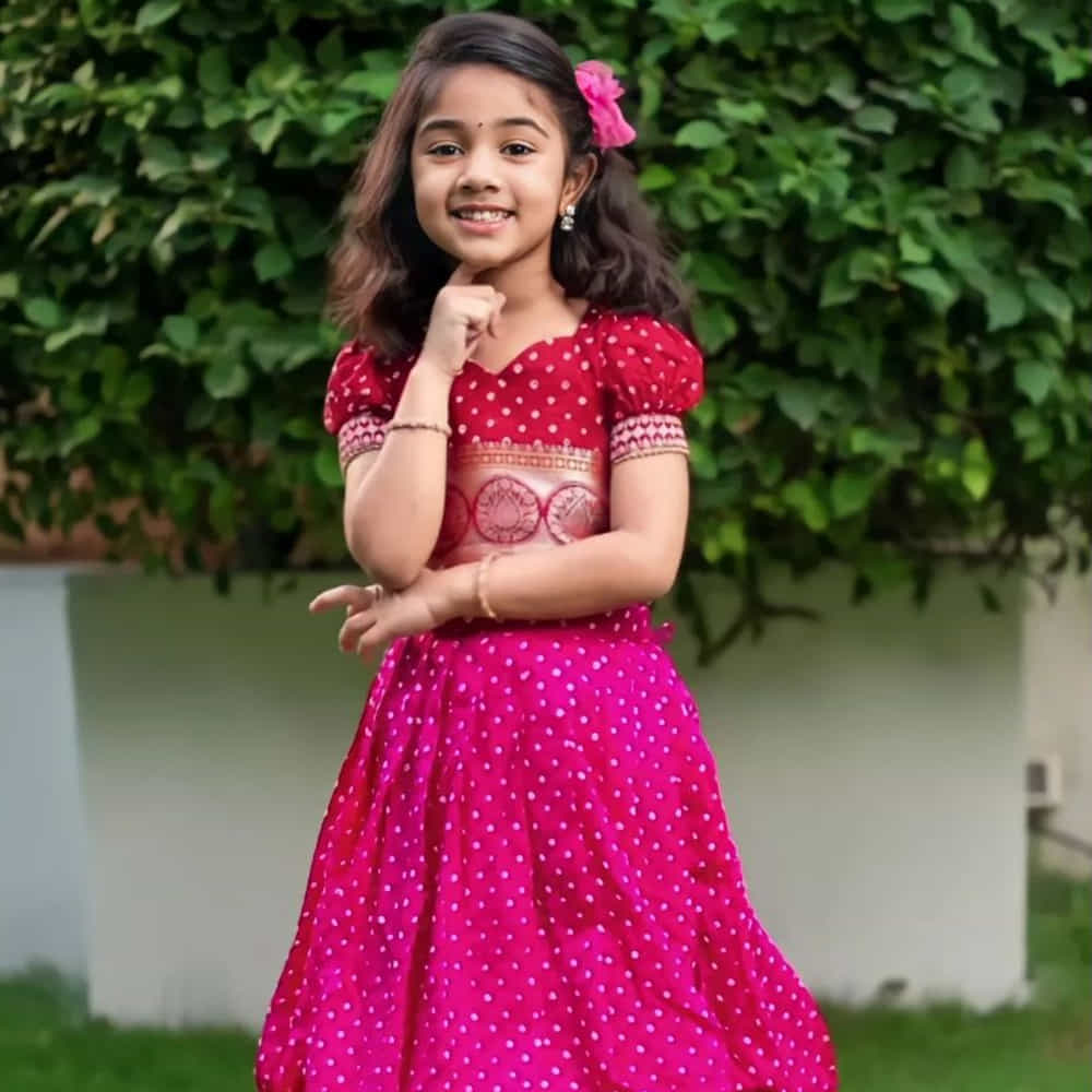 శకుంతల దుష్యంతుల అమర ప్రేమగాథను వెండితెరపైకి తీసుకువస్తున్నారు డైరెక్టర్ గుణశేఖర్. ఇందులో సమంత.. శకుంతలగా.. దుష్యంతుడిగా దేవ్ మోహన్ నటిస్తున్నారు.
