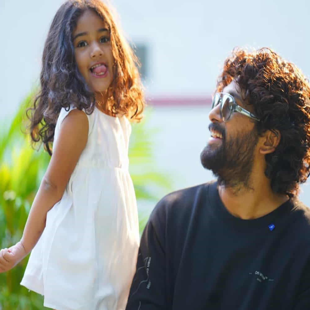 "అల్లు అర్హ స్వయంస్వతంత్రురాలు. తనకు కావాల్సిన నిర్ణయాలు తానే తీసుకోగలదు. ఆమె విషయాల్లో అర్జున్ కలగజేసుకోవాల్సిన అవసరం లేదు. ఆమె కెరీర్ విషయంలోనూ అతని జోక్యం అవసరం లేదు" అని అన్నారు సమంత.