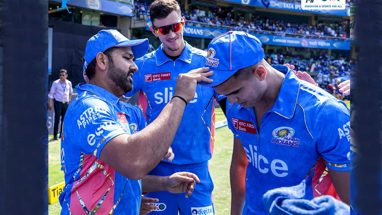 టాస్కు ముందు, ముంబై ఇండియన్స్ రెగ్యులర్ కెప్టెన్ రోహిత్ అతనికి అరంగేట్రం క్యాప్ అందించాడు. అయితే ఈ మ్యాచ్లో రోహిత్ స్థానంలో సూర్యకుమార్ యాదవ్ కెప్టెన్గా వ్యవహరిస్తున్నాడు.