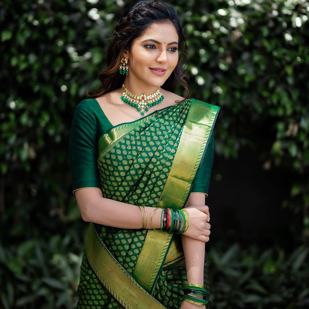 2017లో కాదల్ కన్ కట్టుదే సినిమాతో వెండితెరకు పరిచయమైంది అతుల్య. తొలి సినిమాతోనే హిట్ అందుకున్న ఈ అమ్మడు.. ఆ తర్వాత కథా నాయకన్,సుట్టు పిడిక్క ఉత్తరావు, వట్టం వంటి చిత్రాల్లో నటించి మెప్పించింది. 