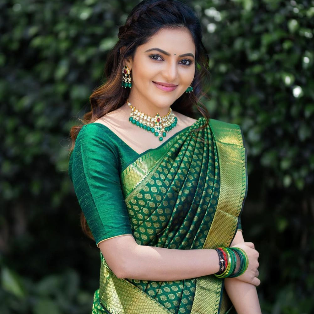 సౌత్ ఆడియన్స్కు పరిచయం అవసరం లేని పేరు అతుల్య రవి. తమిళంలో ఎన్నో సూపర్ హిట్ చిత్రాల్లో నటించి స్టార్ డమ్ కోసం ఎదురుచూస్తుంది అతుల్య.