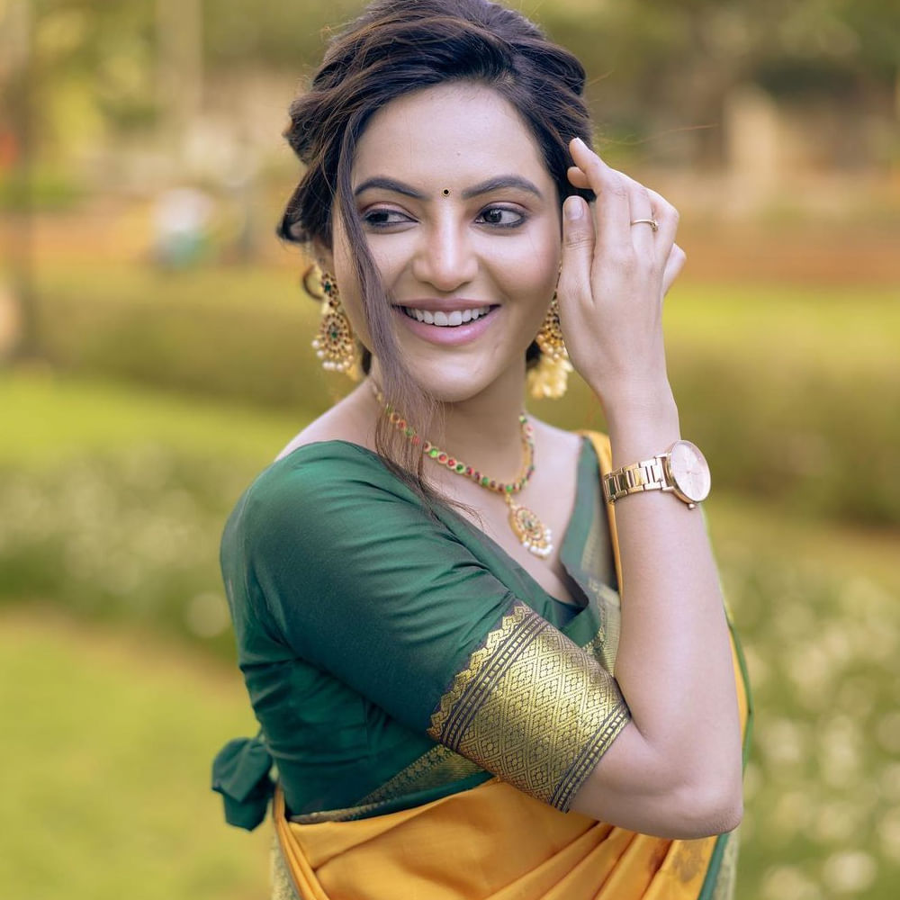 పట్టు చీరల్లో చందమామా.. ఏడు వన్నెల్లో వెన్నెలమ్మ.. అందాల బుట్టబొమ్మ అతుల్య రవి బ్యూటీఫుల్ ఫోటోస్.. 