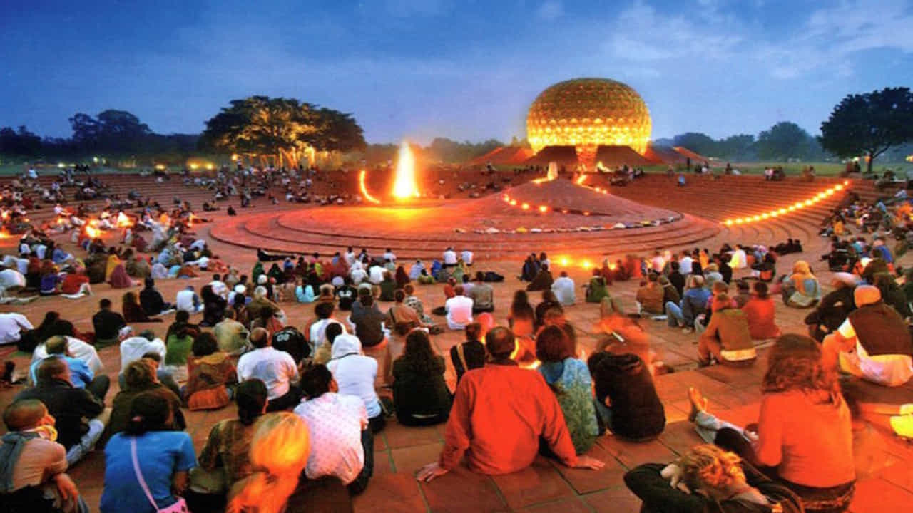Auroville- ఇది పుదుచ్చేరిలో ఉంది. దీనిని ప్రయోగాత్మక టౌన్‌షిప్ అంటారు. ఇది 1968లో తయారు చేయబడింది. ప్రశాంతత, విశ్రాంతిని పొందడానికి ఈ ప్రదేశం చాలా మంచిది. అందుకే ఏటా పెద్ద సంఖ్యలో ప్రజలు వస్తుంటారు. మీరు స్పా లేదా మసాజ్ తీసుకోగలిగే అనేక కేంద్రాలు ఉన్నాయి. మీరు తోటలలో నడవవచ్చు. దేశంలోని అత్యంత ప్రశాంతమైన పర్యాటక ప్రదేశాలలో ఇది ఒకటి.
