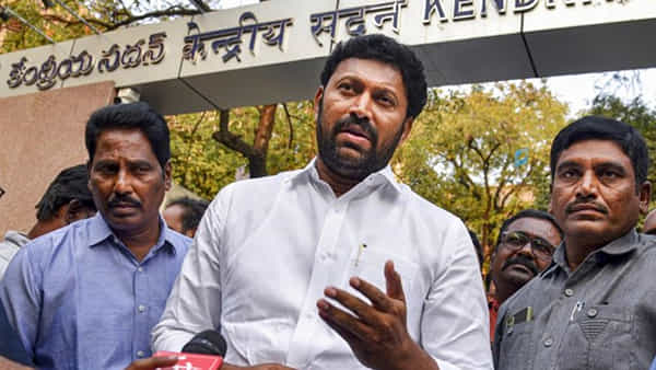 Avinash Reddy: అవినాష్ ముందస్తు బెయిల్ పిటిషన్పై స్పందించిన హైకోర్ట్.. విచారణను..